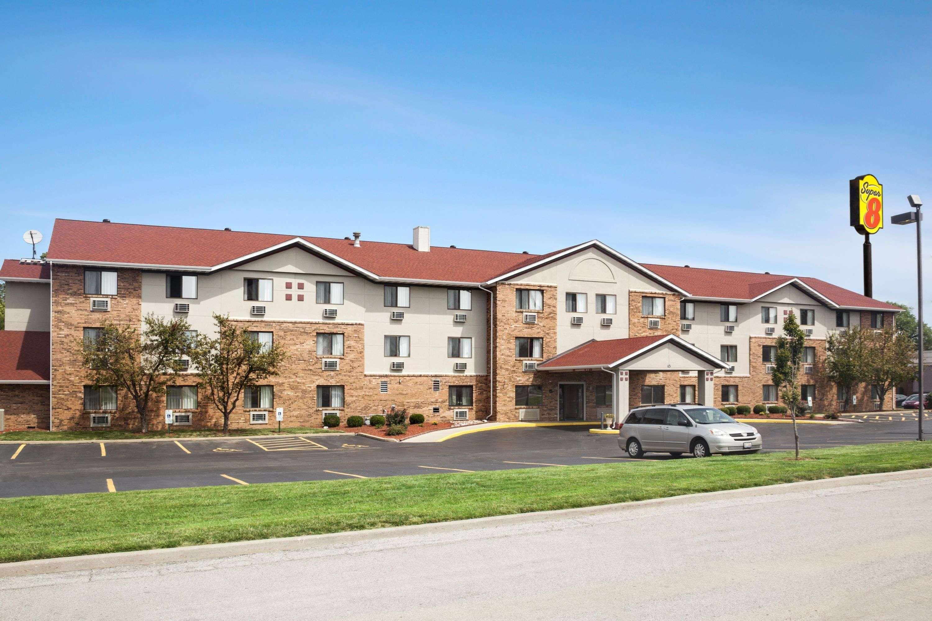 Super 8 By Wyndham Fairview Heights-st. Louis Motel